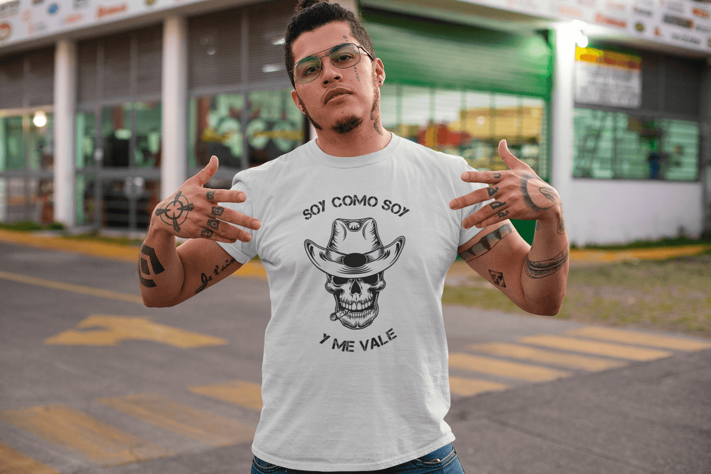 Light Gray t-shirt with black text and design that reads, "Soy Como Soy Y Me Vale" and contains a skull with cowboy hat. It is available in sizes SM-4XL at www.sanchezhere.com