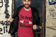 Load image into Gallery viewer, Maroon Men&#39;s T-shirt with the text, &quot;Ya LLego Este Bailador&quot; in black lettering. This shirt comes in sizes small -4xl and is available at www.sanchezhere.com